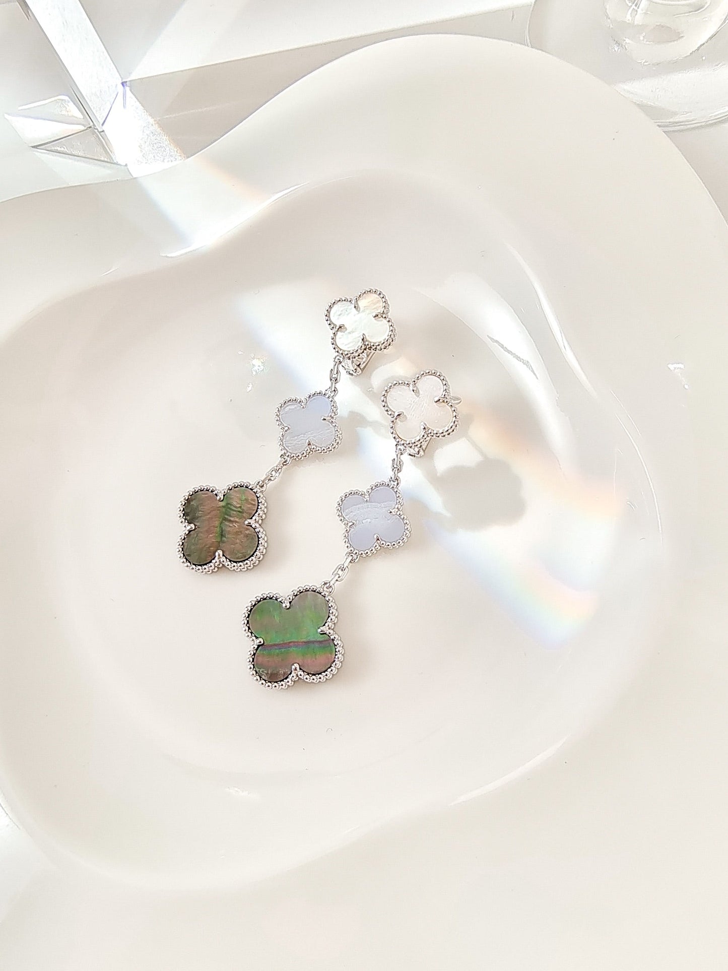[Spark]CLOVER 3 MOTIFS CHALCEDONY DARK MOP SILVER EARRINGS
