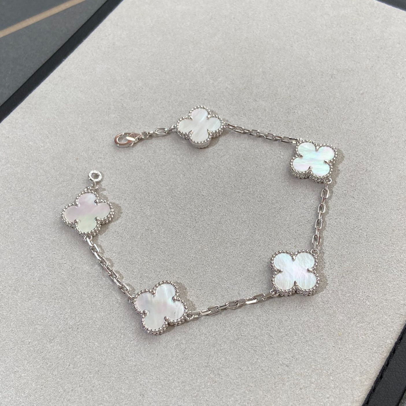 [Spark]CLOVER WHITE PEARL MOP 5 MOTIF BRACELET COLLECTION
