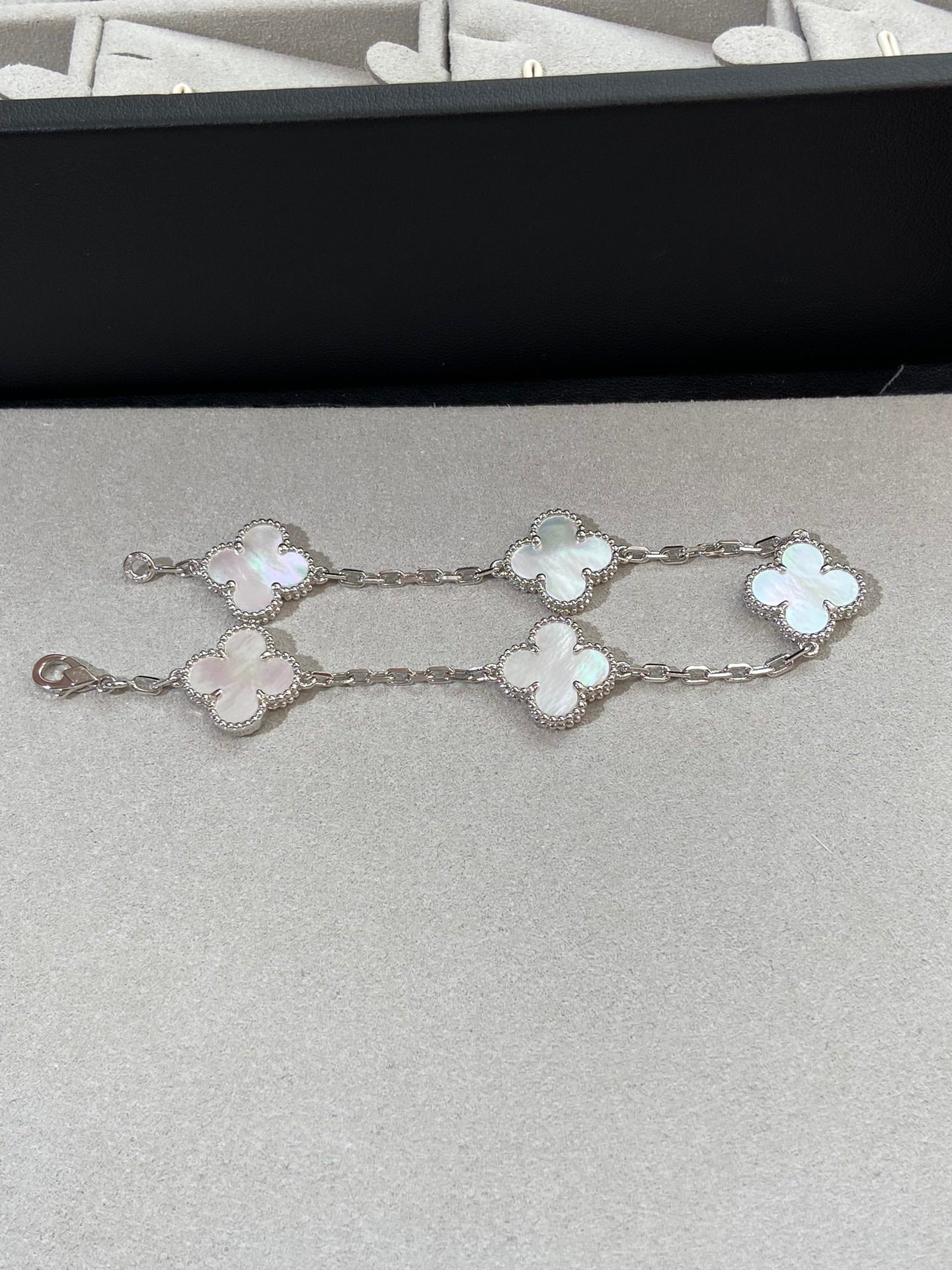[Spark]CLOVER WHITE PEARL MOP 5 MOTIF BRACELET COLLECTION