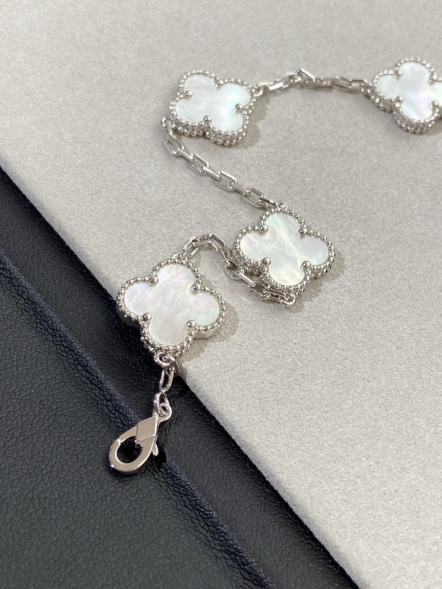 [Spark]CLOVER WHITE PEARL MOP 5 MOTIF BRACELET COLLECTION