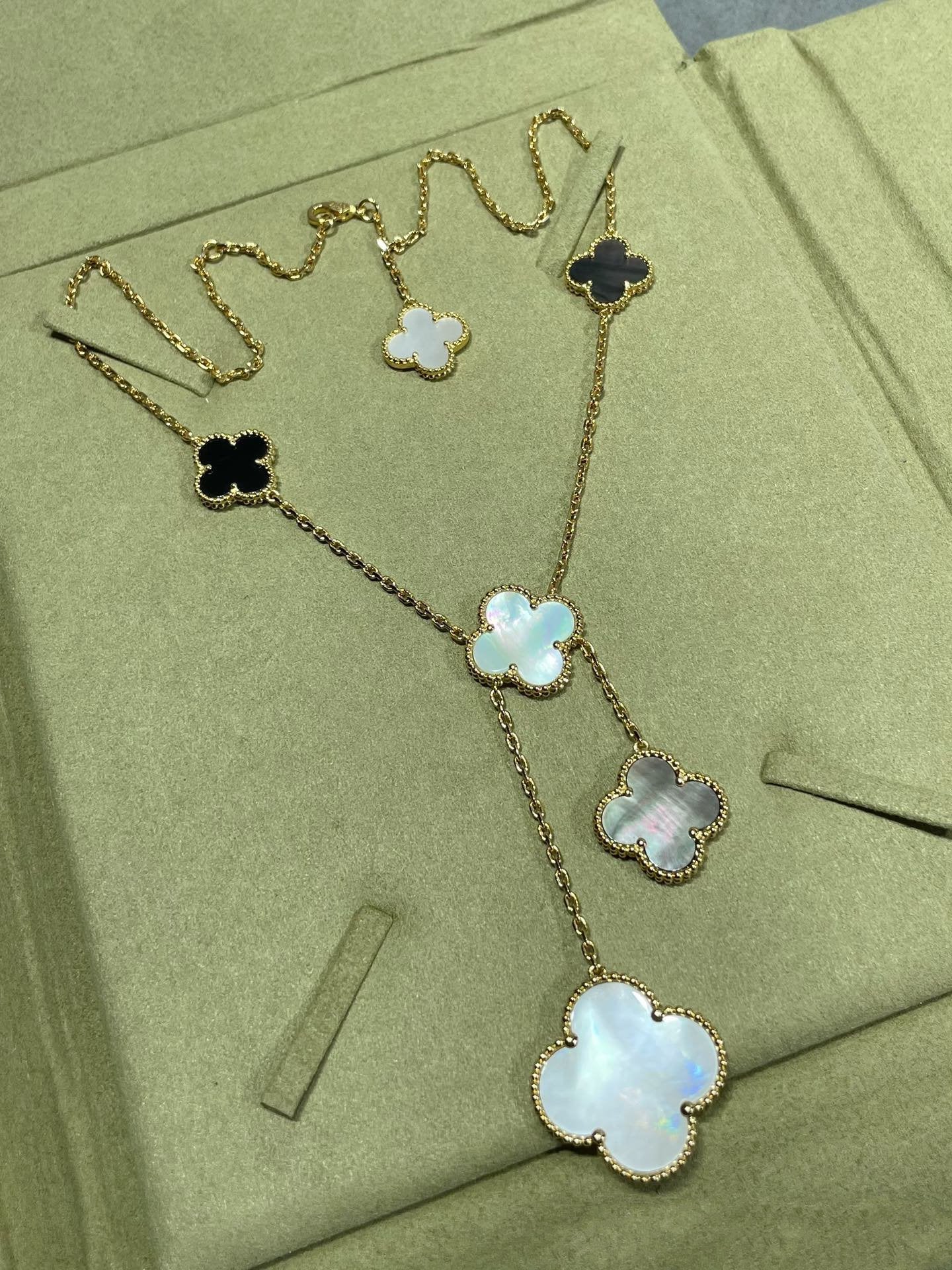 [Spark]CLOVER 6 MOTIF MOP ONYX GOLD NECKLACE