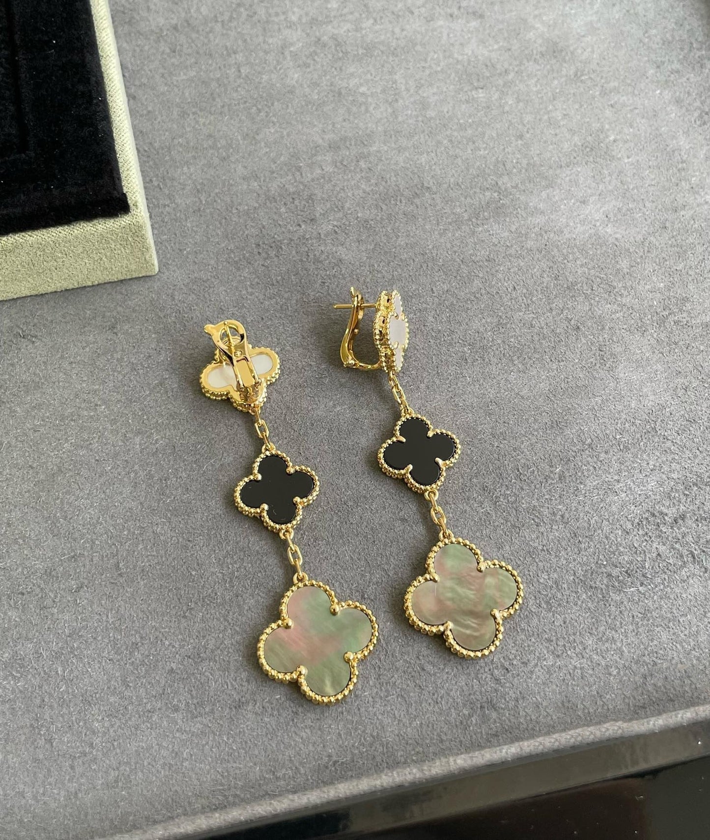 [Spark]CLOVER 3 MOTIF MOP ONYX DARK MOP PINK GOLD EARRINGS