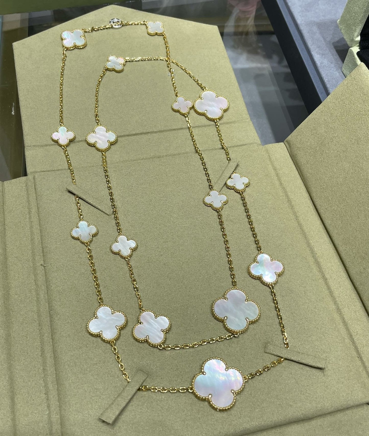 [Spark]CLOVER 16 MOTIF WHITE MOP GOLD NECKLACE