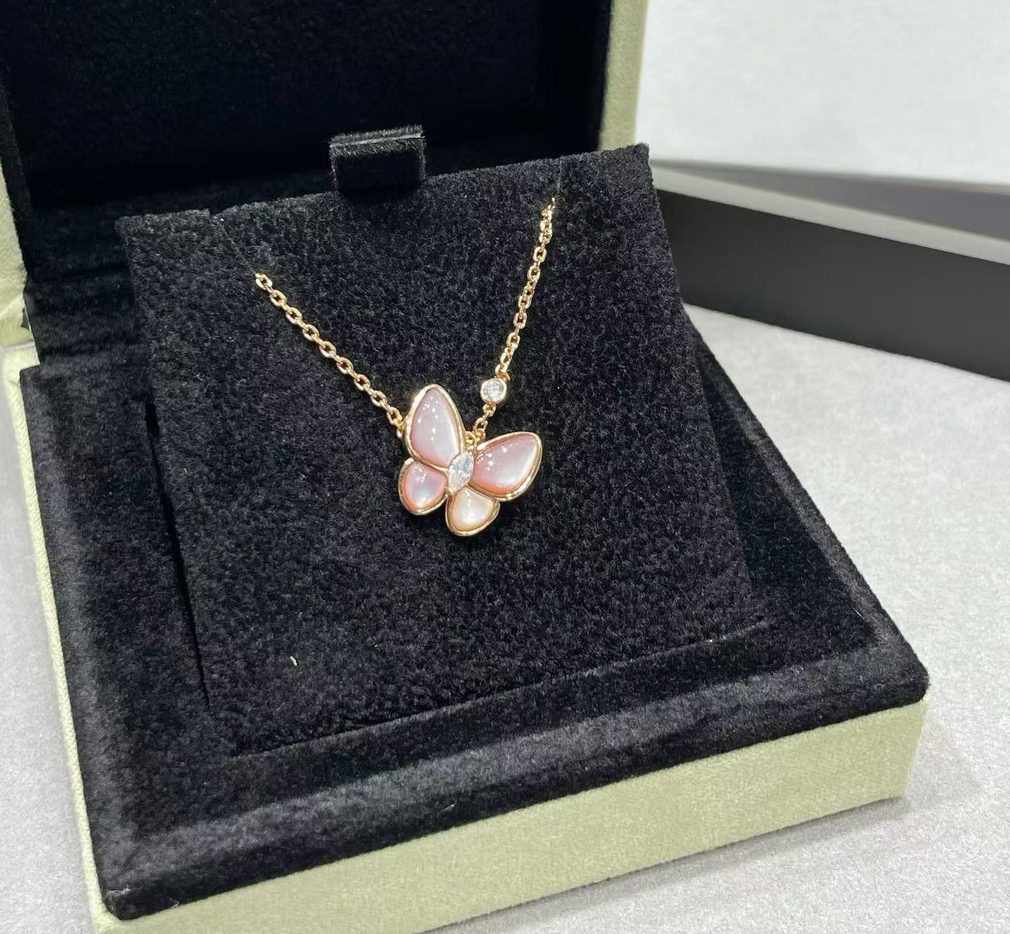[Spark]BUTTERFLY PINK MOTHER-OF-PEARL DIAMOND NECKLACE