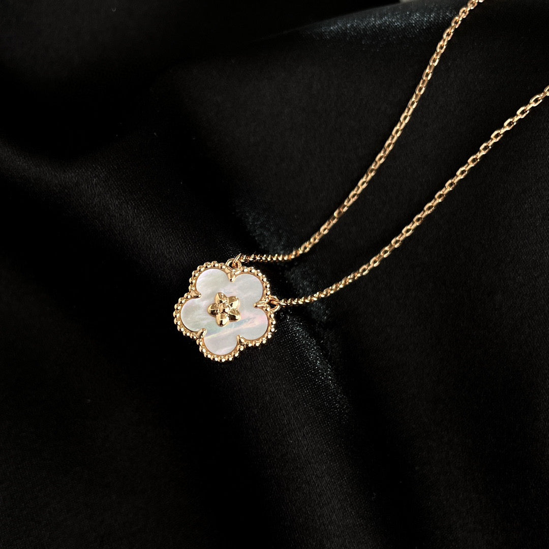 [Spark]LUCKY  WHITE MOP  PLUM BLOSSOM NECKLACE