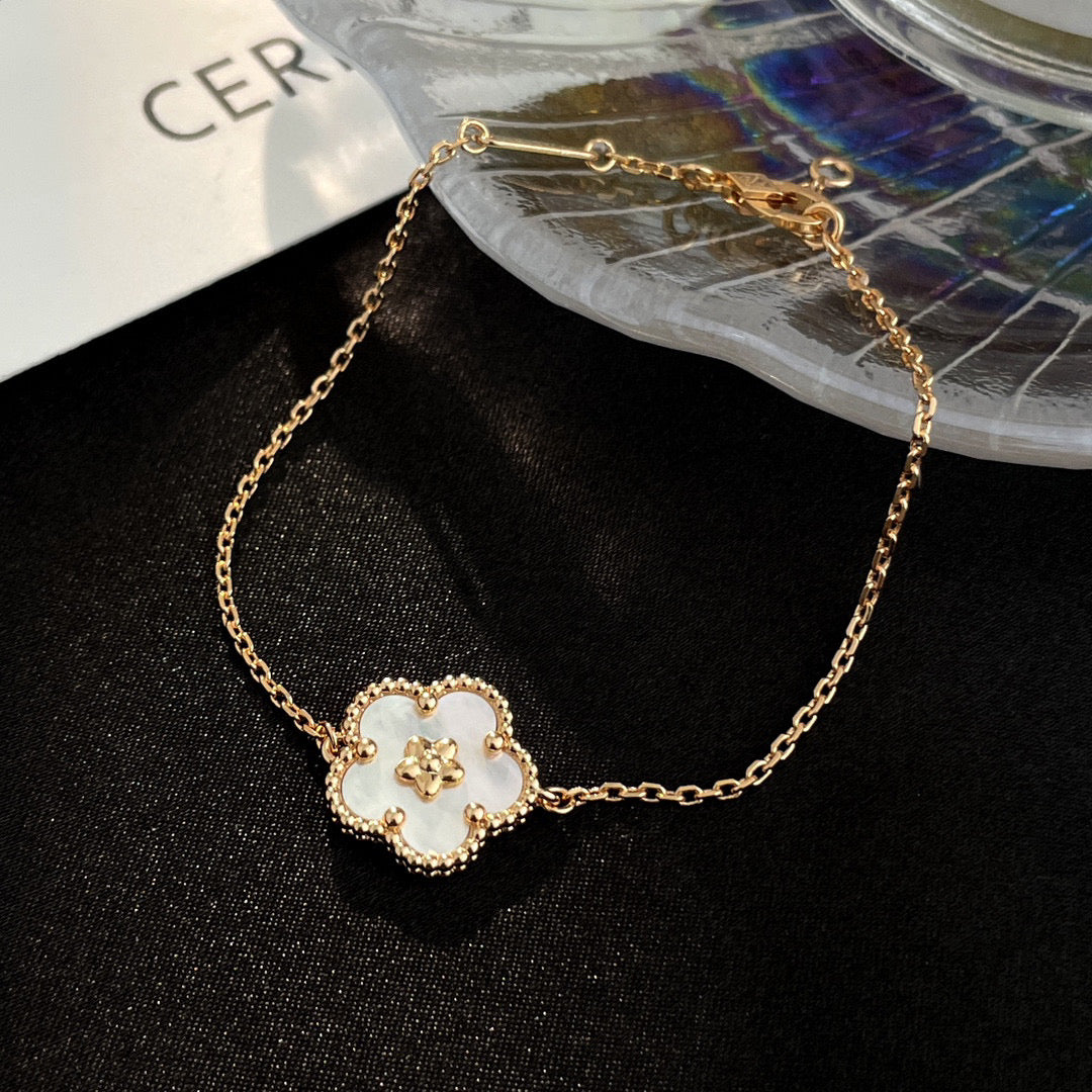 [Spark]LUCKY WHITE MOP PLUM BLOSSOM  BRACELET