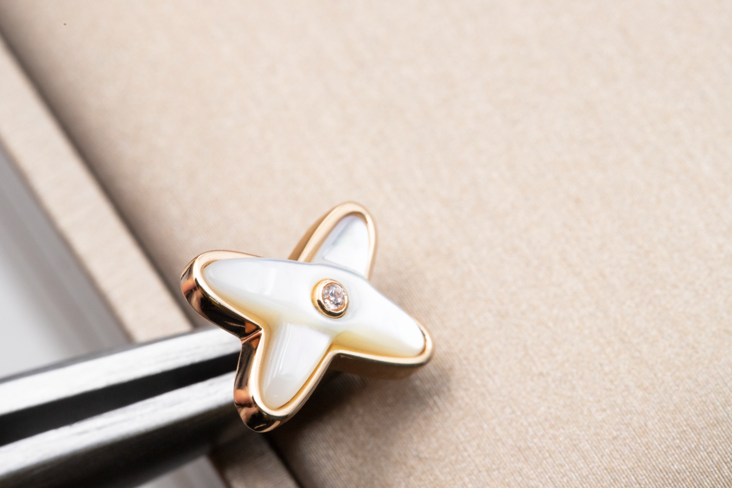 [Spark]JEUX DE WHITE MOP PINK GOLD DIAMOND EARRINGS