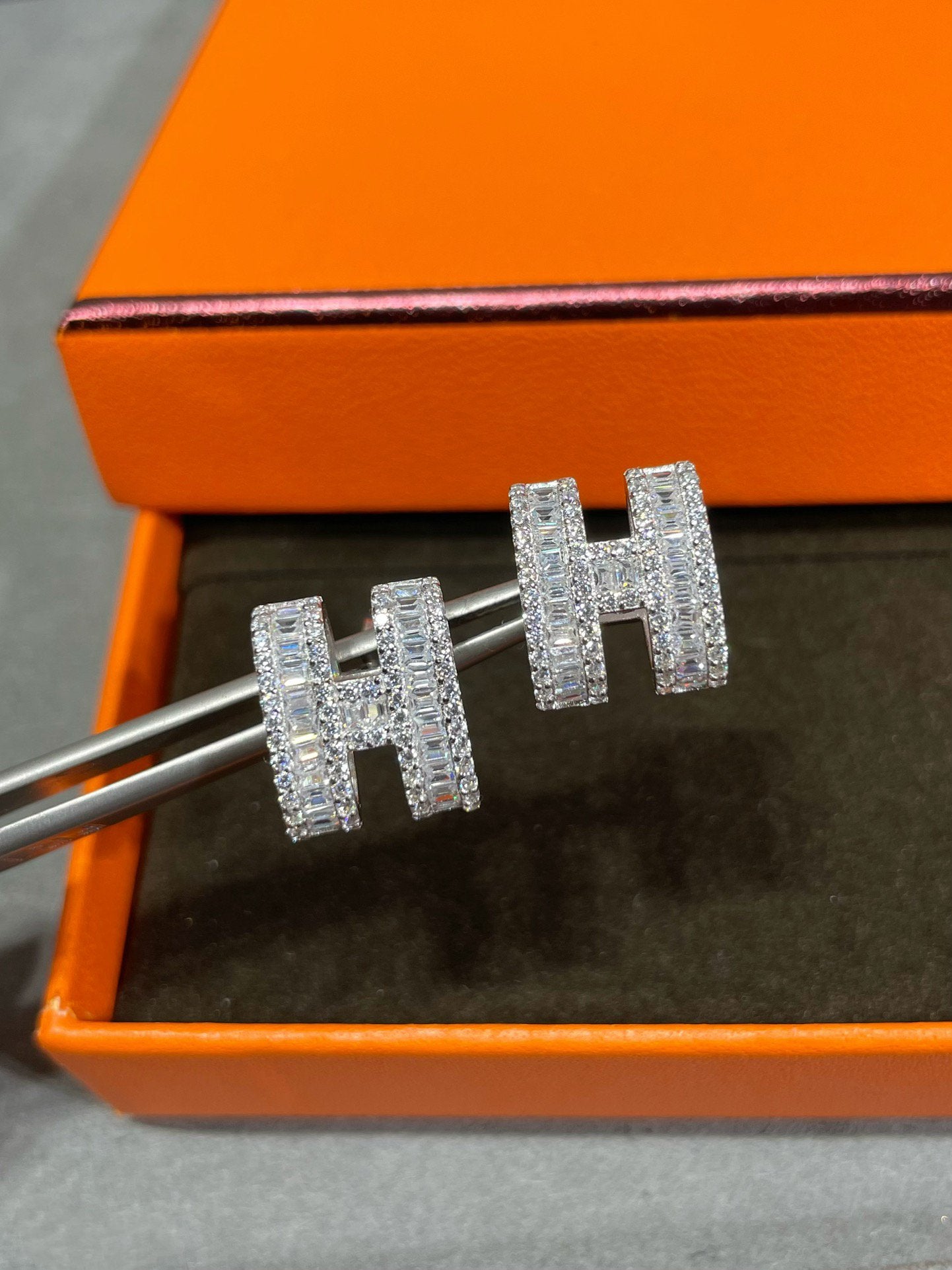 [Spark]H STUD EARRINGS WITH SILVER DIAMONDS