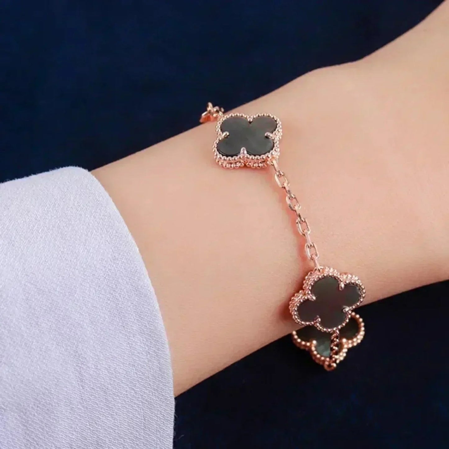 [Spark] CLOVER 5 MOTIF GRAY MOP BRACELET COLLECTION