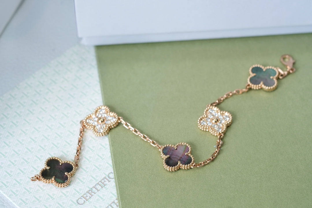 [Spark] CLOVER 5 MOTIF GRAY MOP BRACELET COLLECTION